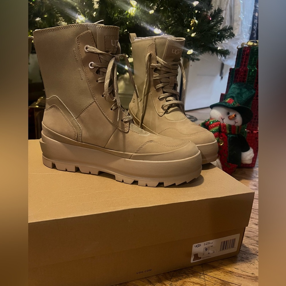 🚫SOLD🚫 UGG Beige Lace-Up Platform Boots